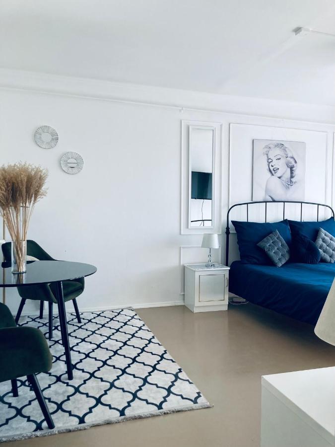 Lara Suite Сомбатели Екстериор снимка