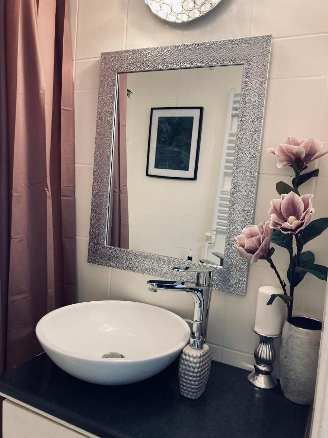 Lara Suite Сомбатели Екстериор снимка