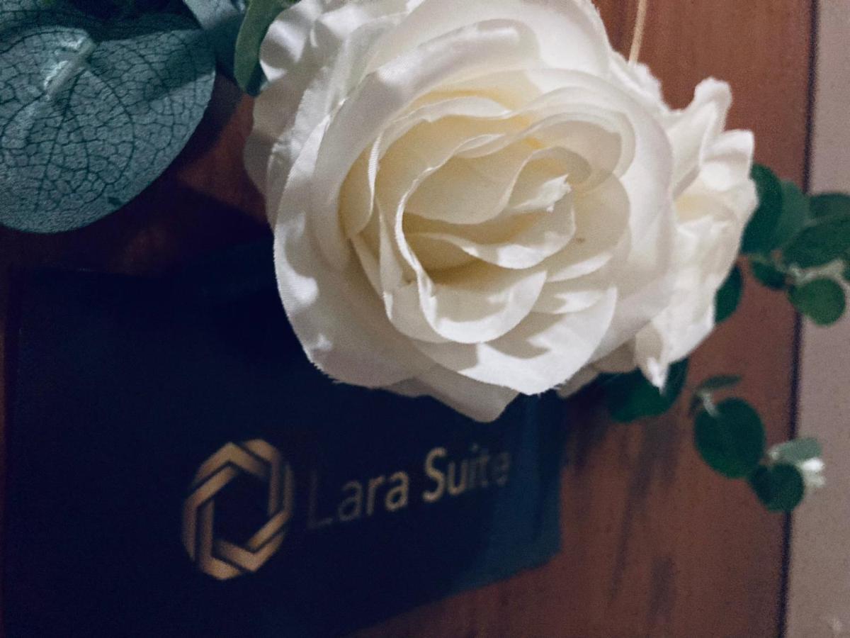 Lara Suite Сомбатели Екстериор снимка